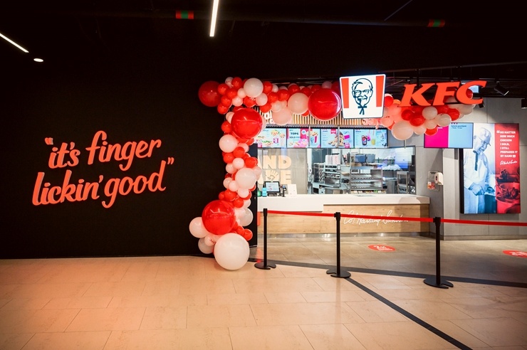 Rīgā durvis ver jauns KFC restorāns. Foto: Otto Strazds 294615