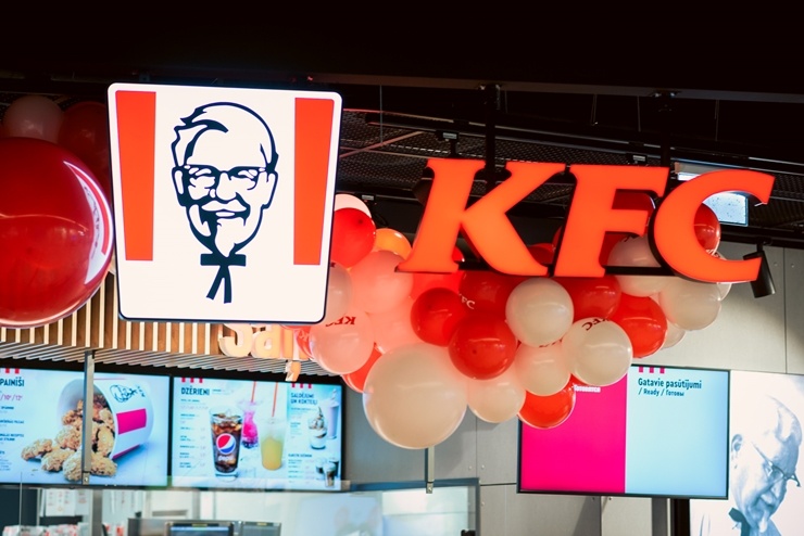 Rīgā durvis ver jauns KFC restorāns. Foto: Otto Strazds 294616