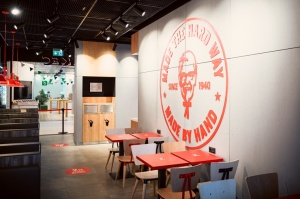 Rīgā durvis ver jauns KFC restorāns. Foto: Otto Strazds 8