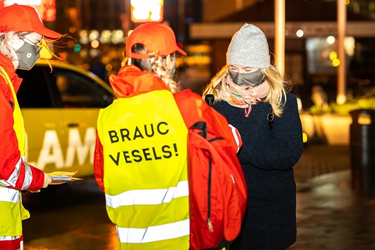 Latvijas Sarkanā krusta brīvprātīgie Rīgā dala bezmaksas sejas maskas. Foto Kaspars Dobrovoļskis 294640