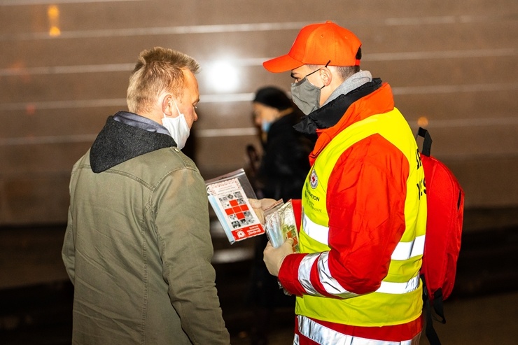 Latvijas Sarkanā krusta brīvprātīgie Rīgā dala bezmaksas sejas maskas. Foto Kaspars Dobrovoļskis 294643