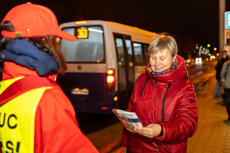 Latvijas Sarkanā krusta brīvprātīgie Rīgā dala bezmaksas sejas maskas. Foto Kaspars Dobrovoļskis 294647