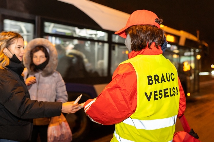 Latvijas Sarkanā krusta brīvprātīgie Rīgā dala bezmaksas sejas maskas. Foto Kaspars Dobrovoļskis 294648