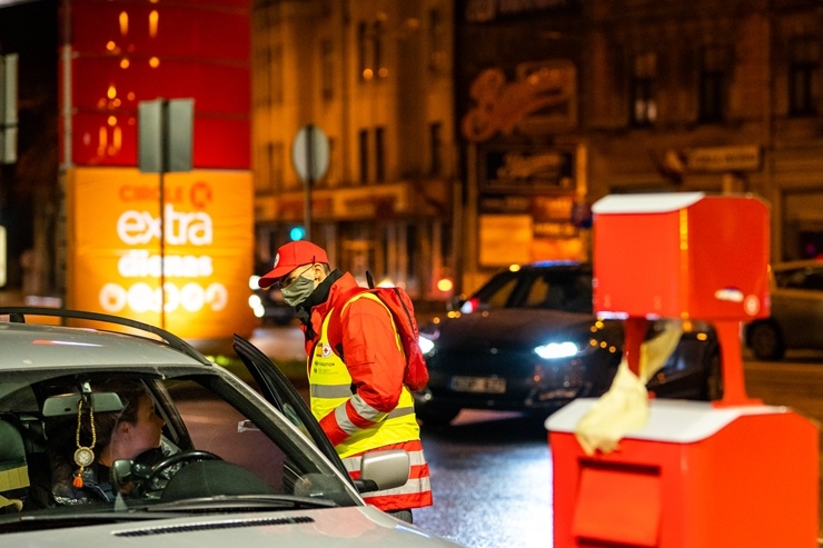 Latvijas Sarkanā krusta brīvprātīgie Rīgā dala bezmaksas sejas maskas. Foto Kaspars Dobrovoļskis 294650