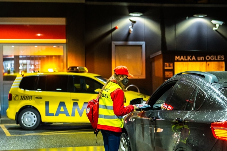 Latvijas Sarkanā krusta brīvprātīgie Rīgā dala bezmaksas sejas maskas. Foto Kaspars Dobrovoļskis 294652