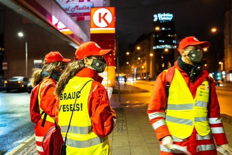 Latvijas Sarkanā krusta brīvprātīgie Rīgā dala bezmaksas sejas maskas. Foto Kaspars Dobrovoļskis 294653