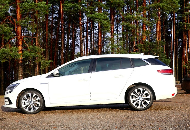 Travelnews.lv ar jauno «Renault Megane» ceļo uz Vidzemi, lai apskatītu  Līču–Laņģu klintis pie Cēsīm 294738