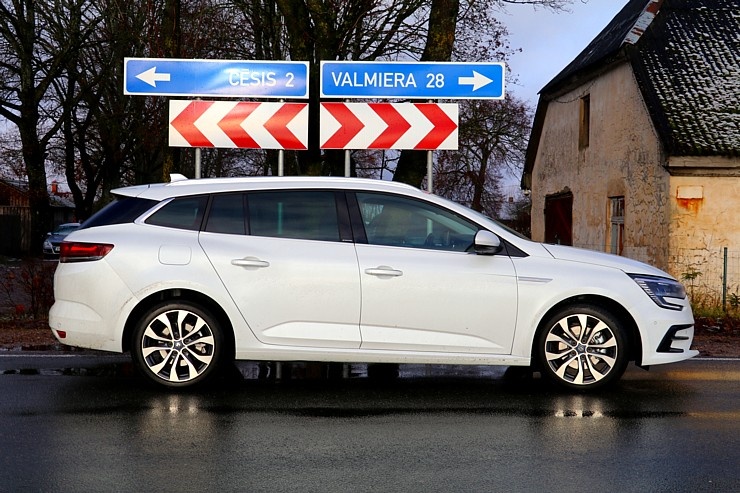 Travelnews.lv ar jauno «Renault Megane» ceļo uz Cēsīm, lai dotos maršrutā gar Līču–Laņģu klintīm 294773