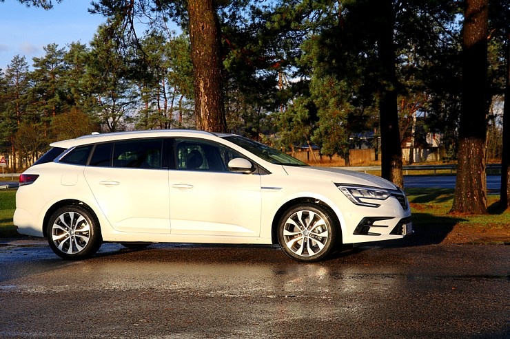 Travelnews.lv ar jauno «Renault Megane INTENS E-TECH 160 PLUG-IN HYBRID» apceļo Vidzemi 294775