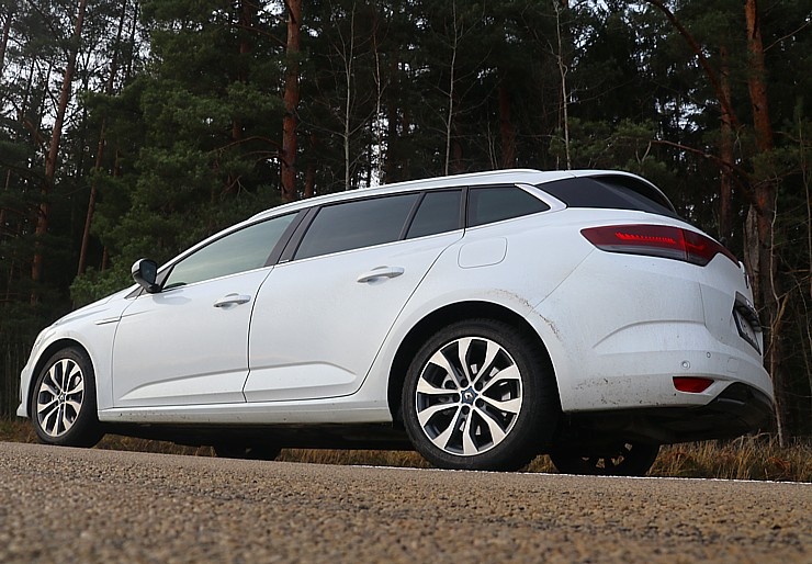 Travelnews.lv ar jauno «Renault Megane INTENS E-TECH 160 PLUG-IN HYBRID» apceļo Vidzemi 294788