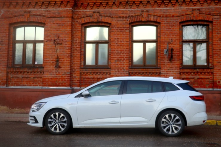 Travelnews.lv ar jauno «Renault Megane INTENS E-TECH 160 PLUG-IN HYBRID» apceļo Vidzemi 294796