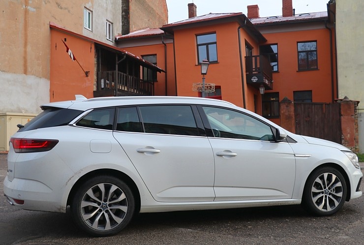 Travelnews.lv ar jauno «Renault Megane INTENS E-TECH 160 PLUG-IN HYBRID» apceļo Vidzemi 294797