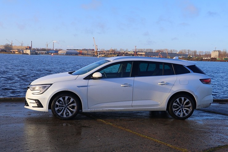 Travelnews.lv ar jauno «Renault Megane INTENS E-TECH 160 PLUG-IN HYBRID» apceļo Vidzemi 294814