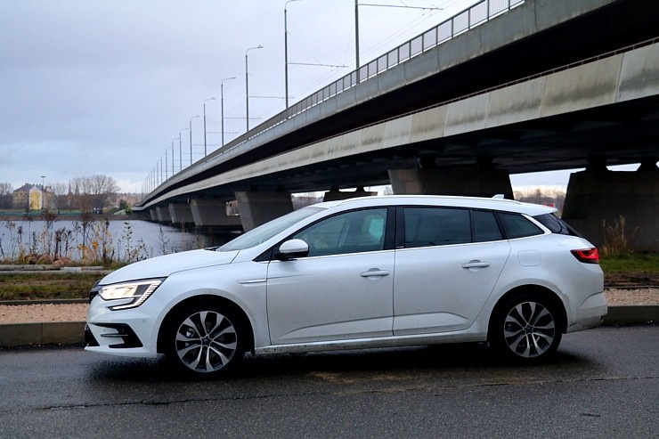 Travelnews.lv ar jauno «Renault Megane INTENS E-TECH 160 PLUG-IN HYBRID» apceļo Vidzemi 294816