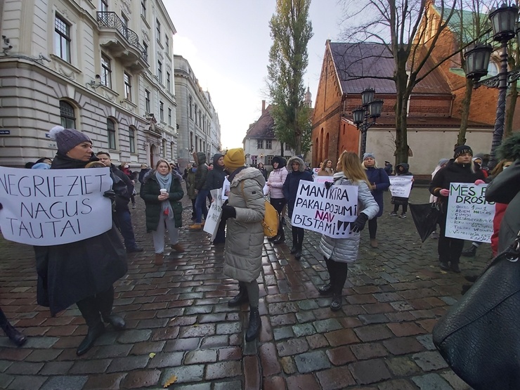 «Gribam strādāt! Gribam ēst!» - nagu meistares piketē pie Saeimas. Foto: Ludmila Glazunova 294826