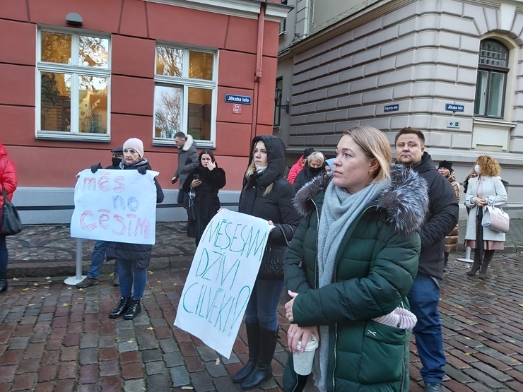 «Gribam strādāt! Gribam ēst!» - nagu meistares piketē pie Saeimas. Foto: Ludmila Glazunova 294828