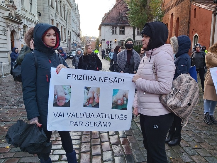 «Gribam strādāt! Gribam ēst!» - nagu meistares piketē pie Saeimas. Foto: Ludmila Glazunova 294829