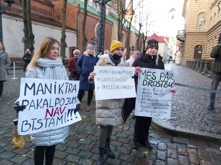 «Gribam strādāt! Gribam ēst!» - nagu meistares piketē pie Saeimas. Foto: Ludmila Glazunova 294831