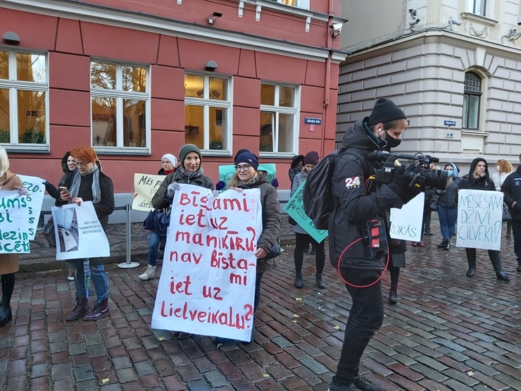 «Gribam strādāt! Gribam ēst!» - nagu meistares piketē pie Saeimas. Foto: Ludmila Glazunova 294834