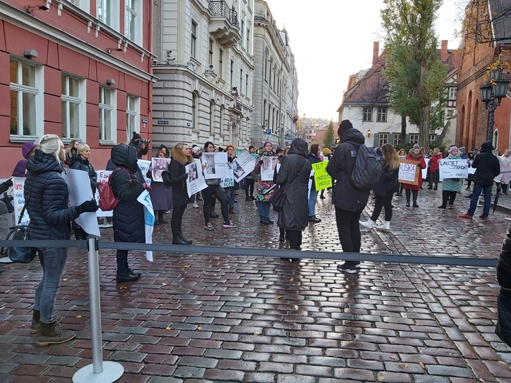 «Gribam strādāt! Gribam ēst!» - nagu meistares piketē pie Saeimas. Foto: Ludmila Glazunova 294836