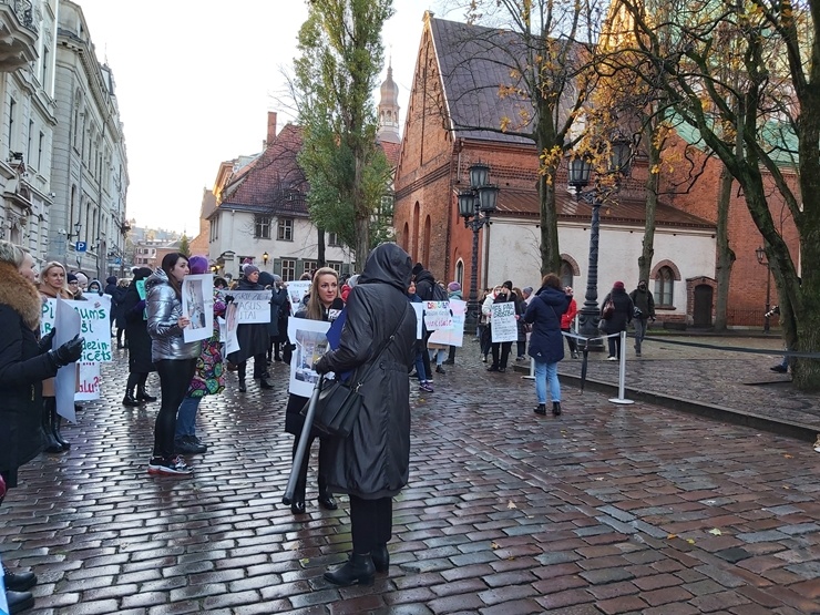 «Gribam strādāt! Gribam ēst!» - nagu meistares piketē pie Saeimas. Foto: Ludmila Glazunova 294837