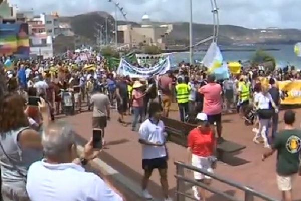 VIDEO: Desmitiem tūkstošu Kanāriju salu iedzīvotāju protestē pret tūrismu