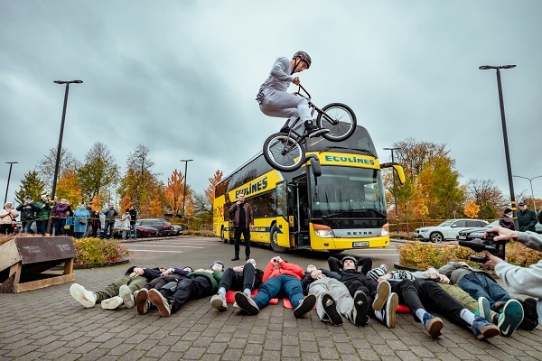 Ar olimpieša Zēbolda BMX frīstaila šovu atklāj «Ecolines» maršrutu Ventspils-Rīga 