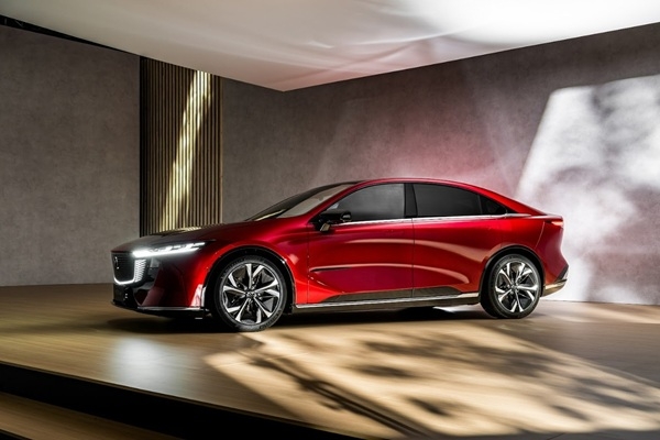 Oktobra vidū Latvijā būs pieejama jaunā elektroauto kupeja «Mazda6e»