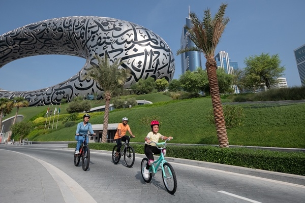 Aiz Dubaijas mirdzošajiem debeskrāpjiem: kalnu takas, tuksneša saulrieti un piedzīvojumi dabā