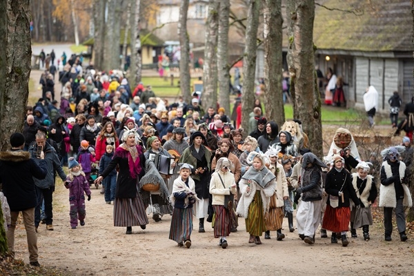 Brīvdabas muzejā masku gājiens un Mārtiņdienas svinēšana 9. novembrī 