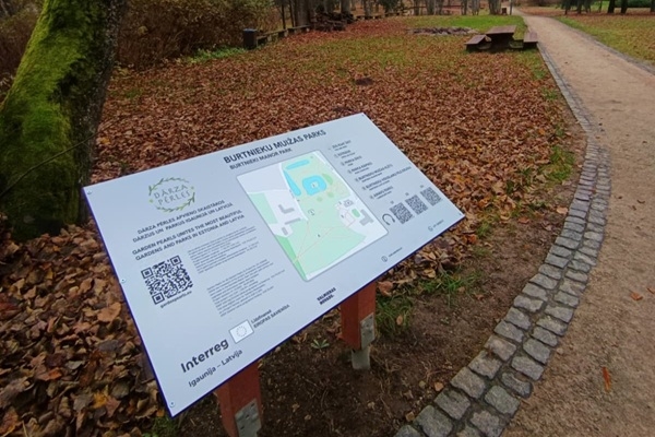 Burtnieku muižas parkā uzlabo vides pieejamību