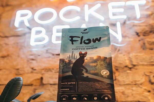 Rocket Bean «Plūsmā»: divi ikoniski Latvijas zīmoli prezentē limitētu kafijas sēriju FLOW