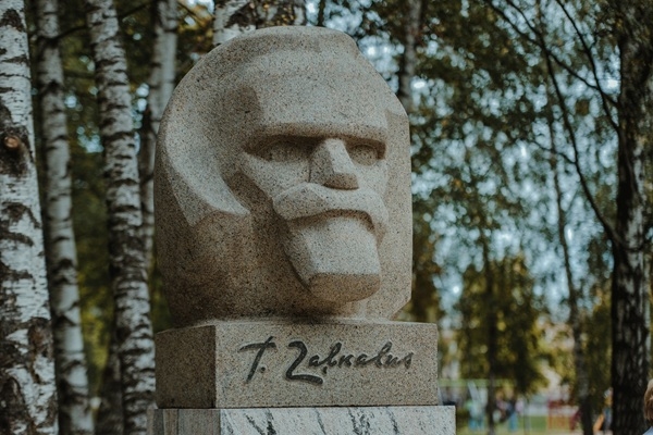 Astainie līdzgaitnieki. Teodora Zaļkalna animālijas. Izstāde Turaidas muzejrezervātā 