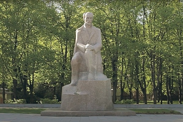 11. septembris vēsturē: Atklāj Raiņa pieminekli Rīgā