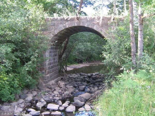 Arkveida-akmens-tilts-par-Pogulankas-Salienas-upi 