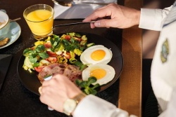Baudiet brokastis unikālā Rīgas atmosfērā! Radisson Blu Rīdzene Hotel